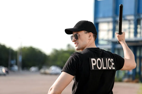 Aggressiver Polizist Mit Schlagstock Freien — Stockfoto