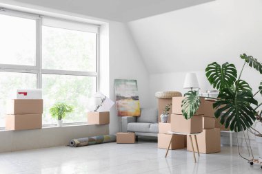 Taşınırken yeni dairede paketlenmiş eşyalar