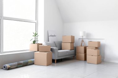 Taşınırken yeni dairede paketlenmiş eşyalar