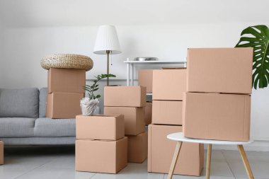 Taşınırken yeni dairede paketlenmiş eşyalar