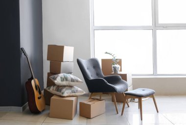Taşınırken yeni dairede paketlenmiş eşyalar