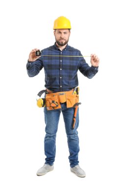 Beyaz arka planda mezurası olan erkek işçi