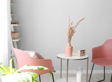 Masası ve sandalyeleri olan modern bir oda.