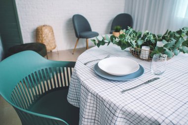 Modern şık yemek odasının içi.