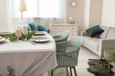 Modern şık yemek odasının içi.