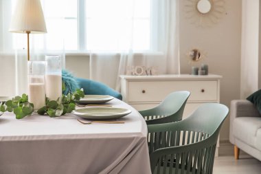 Modern şık yemek odasının içi.