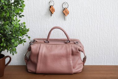 Odadaki duvarda asılı duran evin anahtarları.