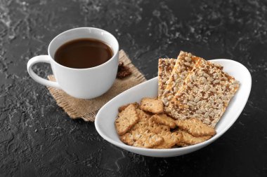 Mısır gevreği kurabiyeleri ve arka planda bir fincan kahve.