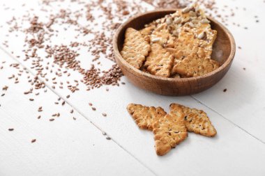 Tabakta mısır gevreği ve keten tohumu var.