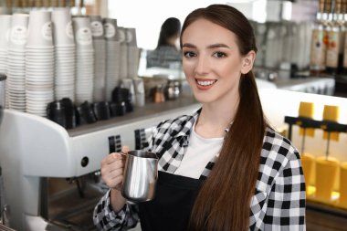 İş yerindeki genç bayan kahveci.