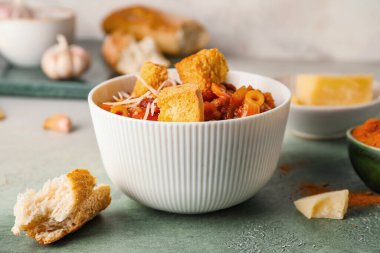 Lezzetli makarna ve fasulyeli kase.