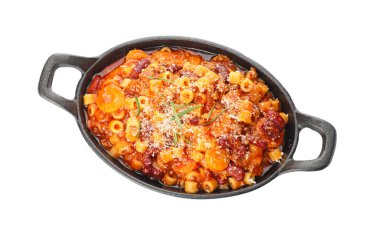 Lezzetli makarna ve beyaz arka planda fasulye.