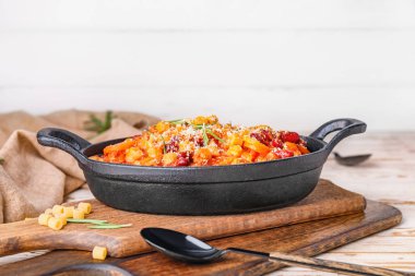 Lezzetli makarna ve fasulyeli tabak.