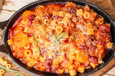 Lezzetli makarna ve fasulyeli tabak, en iyi manzara.