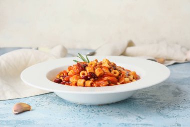 Lezzetli makarna ve fasulyeli kase.