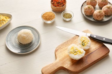 Masada baharatlı geleneksel Japon onigiri.