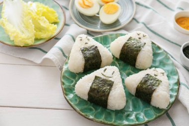 Masada geleneksel Japon onigiri tabağı var.