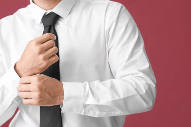 Renkli gömlekli genç işadamı, yakın plan.