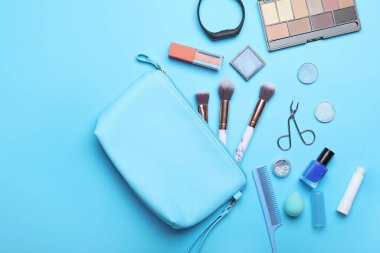 Renk arkaplanındaki dekoratif kozmetik ve aksesuarlar