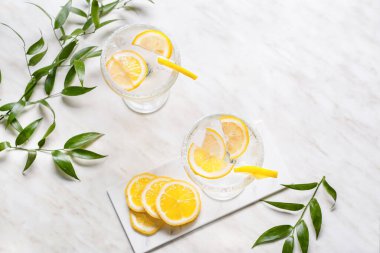 Hafif arka planda limonlu lezzetli martini kokteyli.