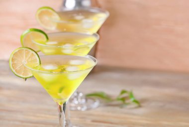 Masada bir bardak lezzetli martini kokteyli, yakın plan.