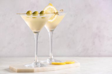 Hafif arka planda zeytinli lezzetli martini kokteylleri.