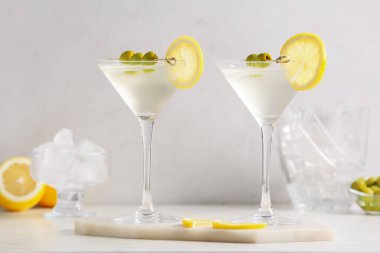 Hafif arka planda zeytinli lezzetli martini kokteylleri.