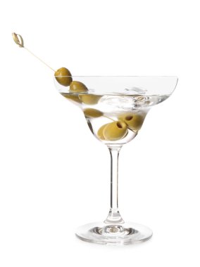 Beyaz arka planda bir bardak lezzetli martini kokteyli.