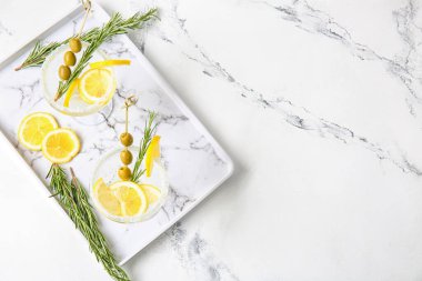 Masada bir bardak lezzetli martini kokteyli.