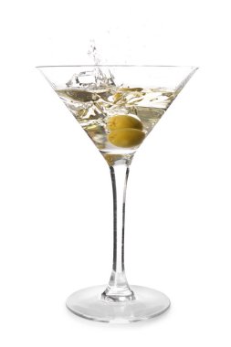 Beyaz arka planda bir bardak lezzetli martini kokteyli.