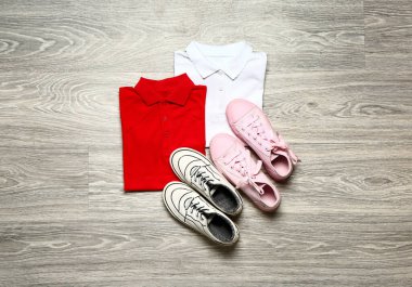 Ahşap arka planda şık okul üniforması