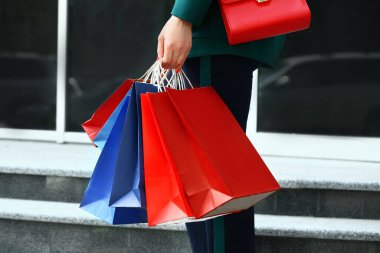 alışveriş torbaları açık havada güzel genç bir kadınla