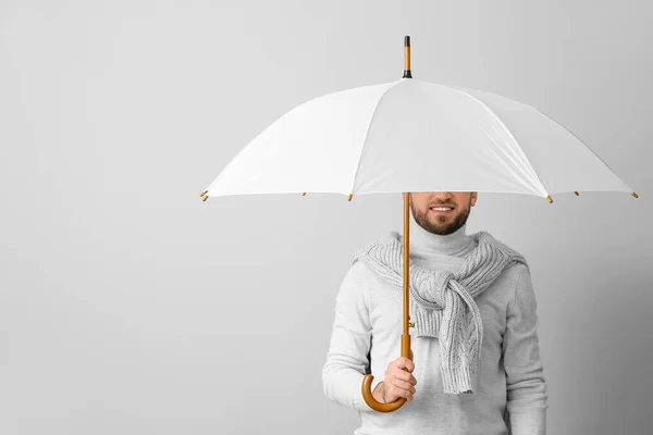 Stilig Ung Man Med Paraply Ljus Bakgrund — Stockfoto