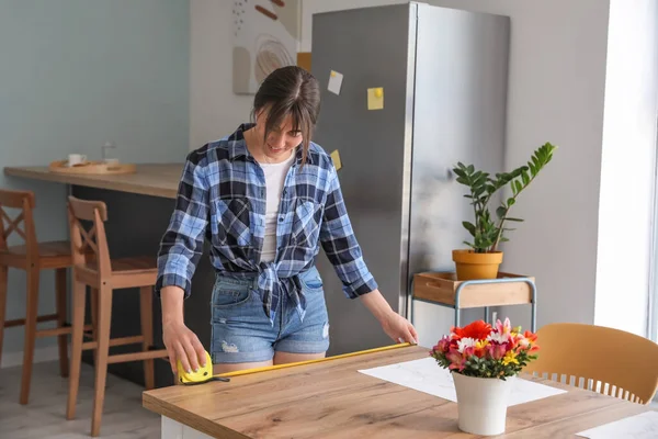 Young Woman Measuring Table Kitchen — Stock Photo, Image