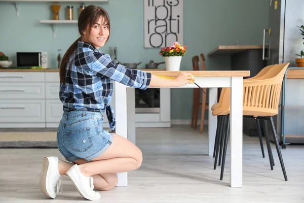 Jovem Mulher Mesa Medição Cozinha — Fotografia de Stock