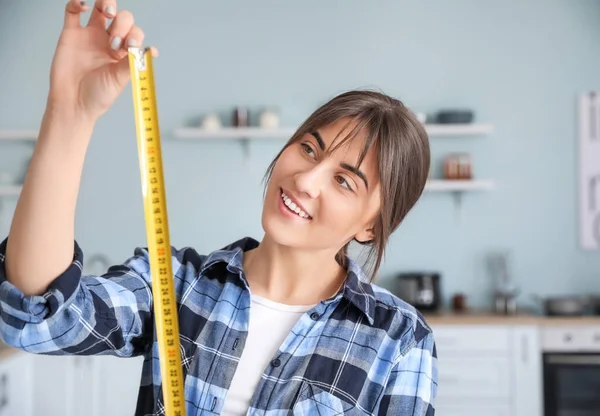 Mujer Joven Con Cinta Métrica Cocina — Foto de Stock