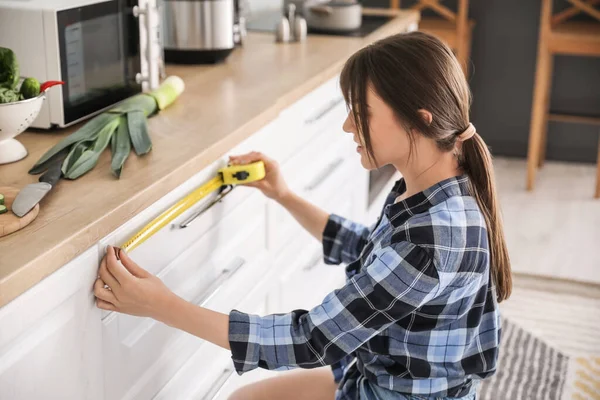 Ung Kvinna Mäter Möbler Köket — Stockfoto