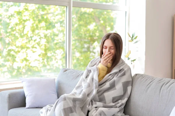 Jonge Vrouw Die Thuis Slaaptekort Heeft — Stockfoto