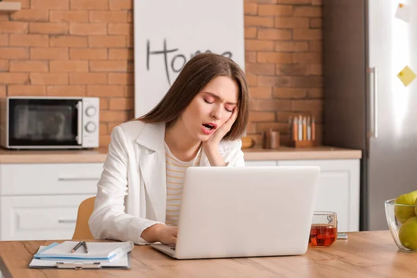 Mujer Cansada Trabajando Casa Concepto Privación Del Sueño —  Fotos de Stock