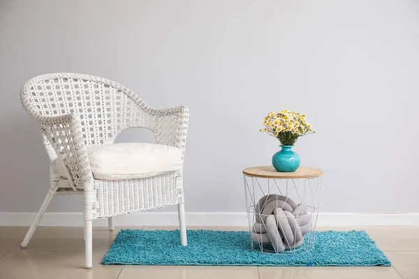 Mesa Con Hermosas Manzanillas Sillón Cerca Pared Luz — Foto de Stock