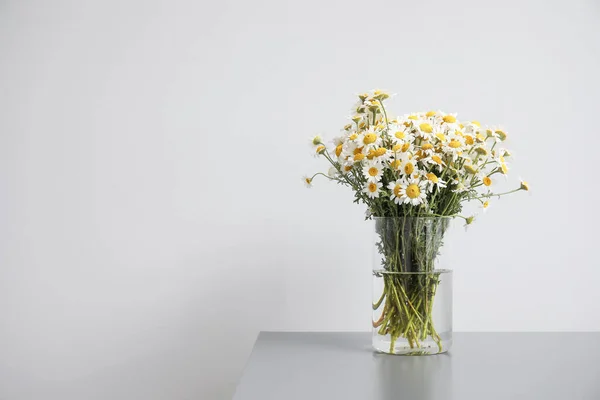 Vaso Com Belas Camomilas Mesa Contra Fundo Claro — Fotografia de Stock