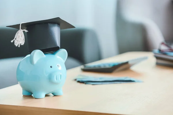 Sparschwein Mit Mütze Auf Dem Tisch Zimmer — Stockfoto