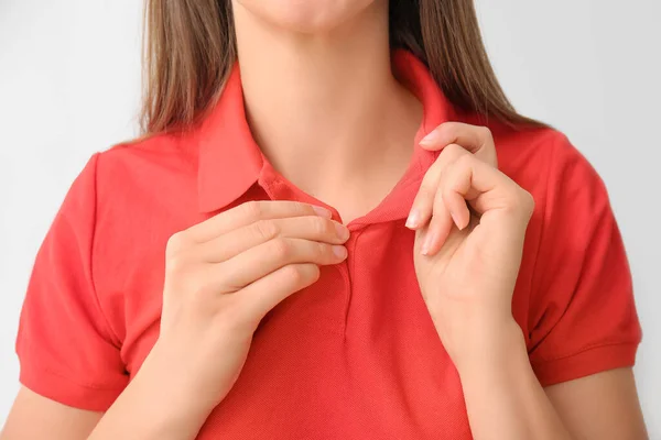 Schöne Junge Frau Stylischem Poloshirt Auf Hellem Hintergrund — Stockfoto