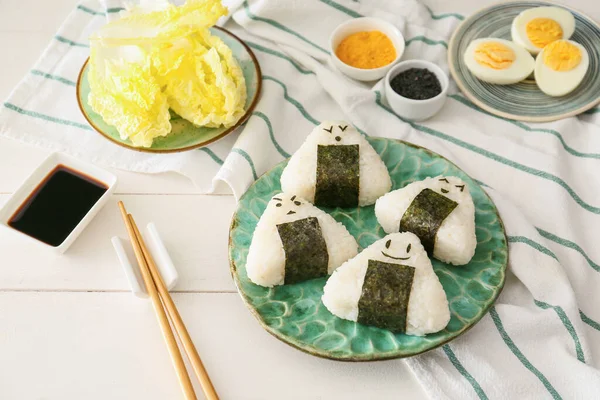 Teller Mit Traditionellen Japanischen Onigiri Und Zutaten Auf Dem Tisch — Stockfoto