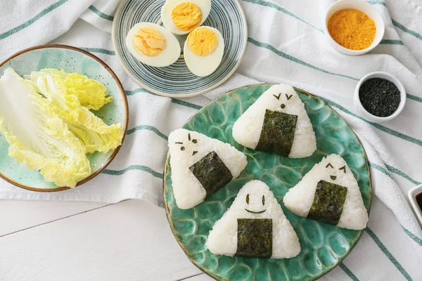 Teller Mit Traditionellen Japanischen Onigiri Und Zutaten Auf Dem Tisch — Stockfoto