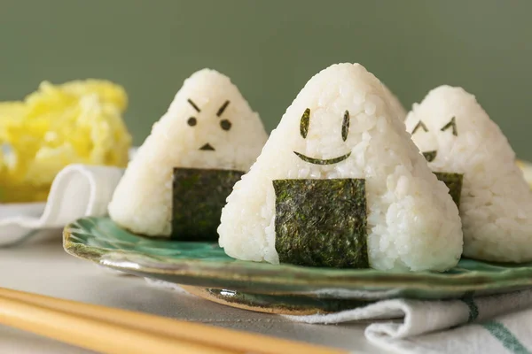 Piring Dengan Onigiri Tradisional Jepang Atas Meja Closeup — Stok Foto