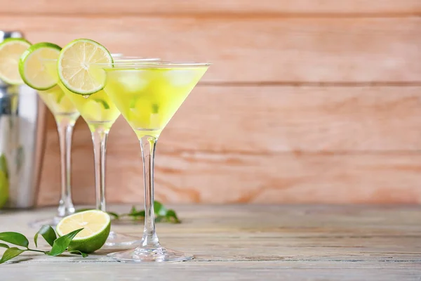 Glasses Tasty Martini Cocktail Table — Stock Photo, Image