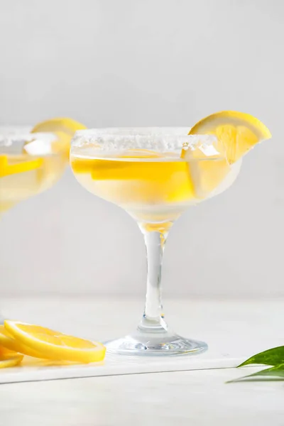 Glas Lekkere Martini Cocktail Met Citroen Tafel — Stockfoto