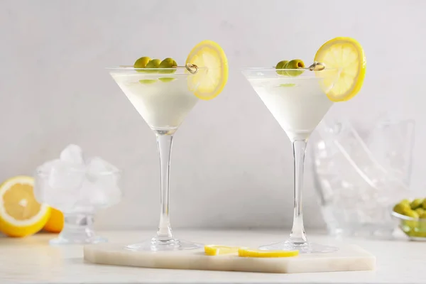 Szemüveg Ízletes Martini Koktél Olívabogyóval Könnyű Háttérrel — Stock Fotó