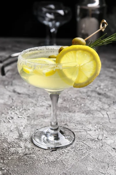 Szklanka Smacznego Koktajlu Martini Stole — Zdjęcie stockowe